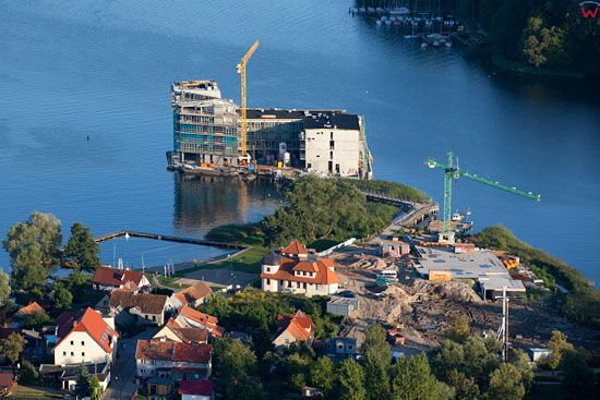 Hotel na Wodzie w trakcie budowy na jeziorze Mikolajskim. EU, Pl, warm-maz. Lotnicze.
